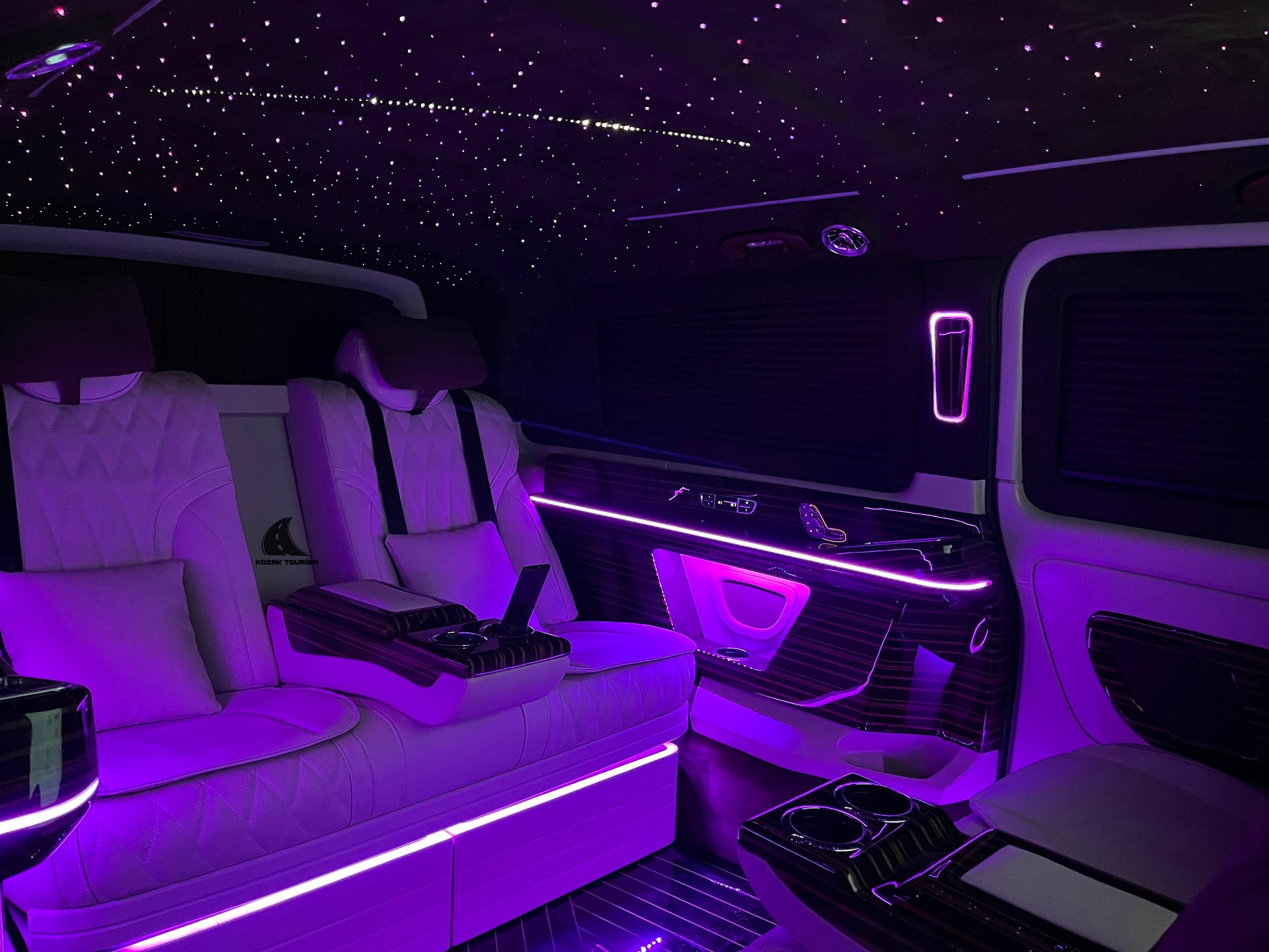 Istanbul Transfer Service galerisinden bireysel koltuklu ve ambiyans aydınlatmalı VIP araç içi